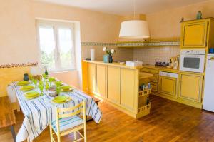 Maisons de vacances Treffiagat - Grande maison pour 9 - Jardin : photos des chambres
