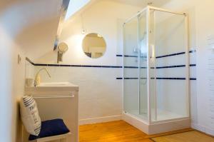Maisons de vacances Treffiagat - Grande maison pour 9 - Jardin : photos des chambres