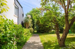 Maisons de vacances Treffiagat - Grande maison pour 9 - Jardin : photos des chambres