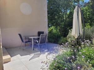 Appartements Gite des Alexandrins : Appartement avec Terrasse