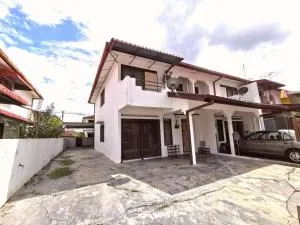 Cheerful 4-Bedrooms Residents Home - Kampong Tasek