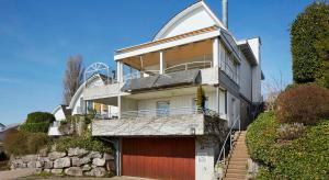 Hilltop-house, near train, 180° panorama, friendly