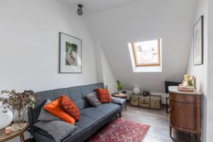 Veeve - Footsteps from the Arc de Triomphe