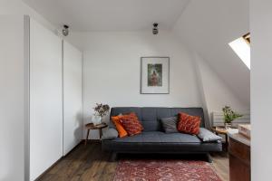 Veeve - Footsteps from the Arc de Triomphe