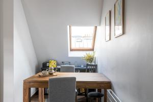 Veeve - Footsteps from the Arc de Triomphe