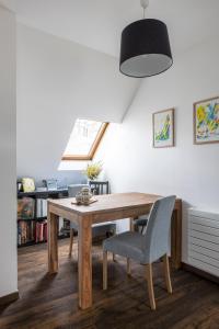 Veeve - Footsteps from the Arc de Triomphe