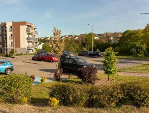Rodzinne mieszkanie 2-pokojowe 50m2 z bezpłatnym prywatnym parkingiem i balkonem