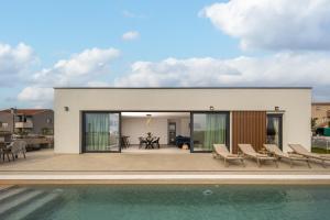 Villa Coralis With Heated Pool