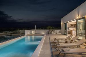 Villa Coralis With Heated Pool