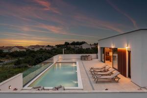 Villa Coralis With Heated Pool