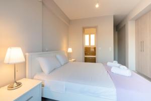 Sunny penthouse w Acropolis view next to metro