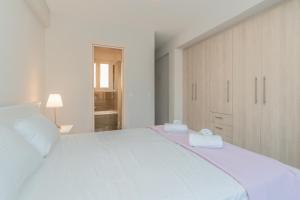 Sunny penthouse w Acropolis view next to metro