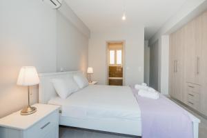 Sunny penthouse w Acropolis view next to metro