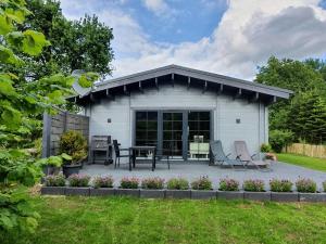 Idyllisches Blockbohlenhaus mit eigenem Garten und Sauna zum Woh