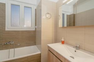 Sunny penthouse w Acropolis view next to metro