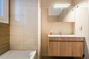 Sunny penthouse w Acropolis view next to metro