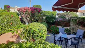 Eva Gardens corner house with stunning garden and huge swimming pool next to CORAL BAY