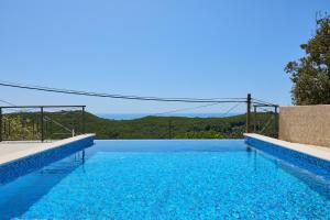 Villa Korta - Spacious House with Pool