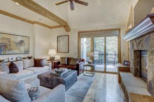 4BR Plus Den Platinum Townhome, Walk to lift townhouse