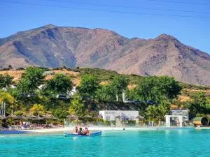 Alcazaba Lagoon Apartment with Private Beach, Pools, Gym, Sauna, Hot Tub & Fully Equipped Kitchen - Benarrabá