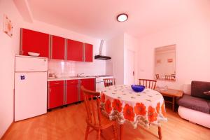 2 bedrooms appartement with sea view enclosed garden and wifi at Zadar 