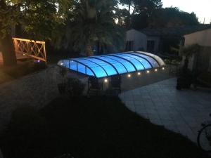Maisons d'hotes LA MAISON DE LA DUNE - Chambres Climatisees - Jacuzzi 1ere seance offerte - Piscine chauffee avec Abri Amovible - Plage situee a 200m, acces direct par le bois : photos des chambres