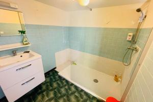 Appartements VACANCES PAISIBLES a 4 Gite 60 m avec JARDIN ! : photos des chambres