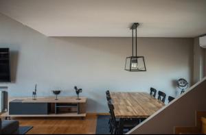 Minimal New Loft next to Subway