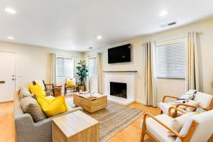 Canyon Cove Oceanside Dreamy SoCal escape near the beach & shopping with large patio & game room