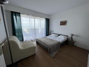 Appartement T2 RDC avec Jardinet et Accès Direct Plage, Parking Sécurisé, Proche Commerces - FR-1-374-2