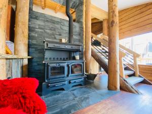 Artemis Log Cabin with Spa & Mountain View