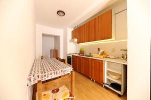 2 bedrooms appartement at Zadar 100 m away from the beach with sea view enclosed garden and wifi