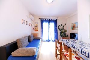 2 bedrooms appartement with sea view enclosed garden and wifi at Zadar