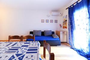 2 bedrooms appartement with sea view enclosed garden and wifi at Zadar