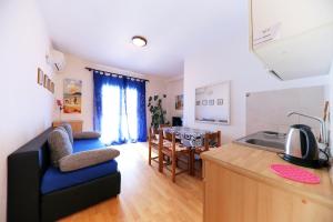 2 bedrooms appartement with sea view enclosed garden and wifi at Zadar