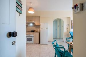 Sunny 2-BR Apartment in Mackenzie