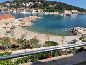 JELSA center-Sea view apartment near the beach - B2