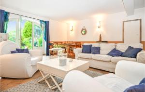Maisons de vacances 2 Bedroom Amazing Home In La Roque Sur Cze : photos des chambres