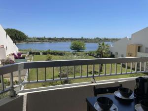 Deux pièces rénové avec terrasse, parking privé à Port Camargue - FR-1-250-173