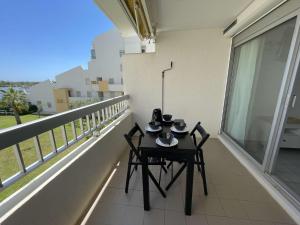 Deux pièces rénové avec terrasse, parking privé à Port Camargue - FR-1-250-173