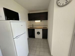 Deux pièces rénové avec terrasse, parking privé à Port Camargue - FR-1-250-173