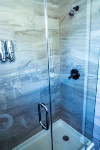 Big HomePetFree ParkingEV6 Br Sleeps 25dwntwn