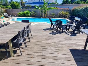 Maisons de vacances Grosszugiges Ferienhaus mit Pool in Le Porge : photos des chambres