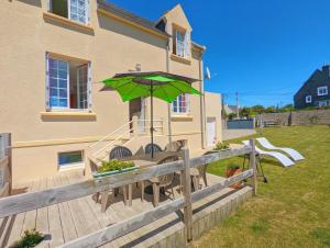 Maisons de vacances La Villa Ty Reun - Vue mer et Plage a 100m : Maison 3 Chambres