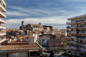 Modern 3 bedroom 3 bathroom apartment for rent near Cannes Old Town walking distance to Palais - 2000