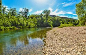 Maisons de vacances Awesome Home In La Roque Sur Cze With Outdoor Swimming Pool : photos des chambres