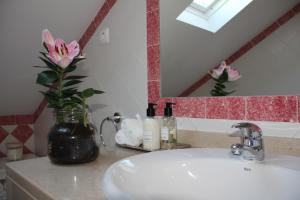 Standard Twin Room with Shared Bathroom room in The Sky Lofts Lisbon - Guesthouse