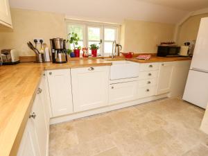 19 Clatterford Shute