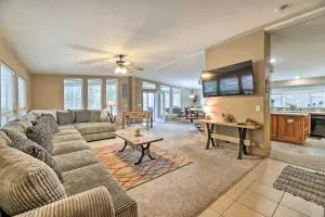 Rustic Escape with Deck, Hot Tub and Mountain Views - Alpine