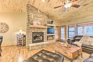 Peaceful Pines Cabin about 3 Mi to Fool Hollow Lake!